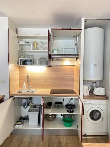 une petite cuisine avec un évier et une cuisinière dans l'établissement Le Spot Niçois, à Nice