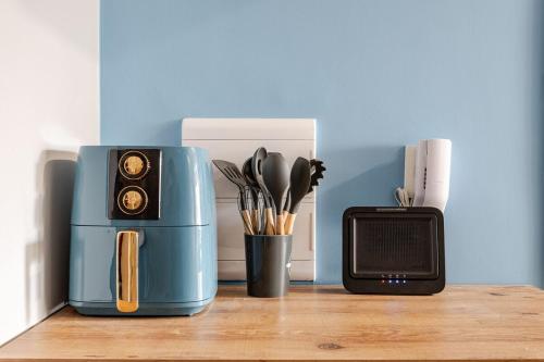 a blue toaster sitting on top of a wooden table at Studio espaçoso- Vl Clementino in Sao Paulo