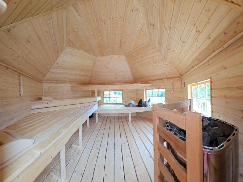 a wooden room with a sauna in a log cabin at Darya Pince in Tormafölde