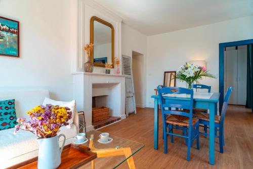un salon avec une table bleue et des chaises dans l'établissement Le Closmadeuc - Coeur de ville, à Vannes