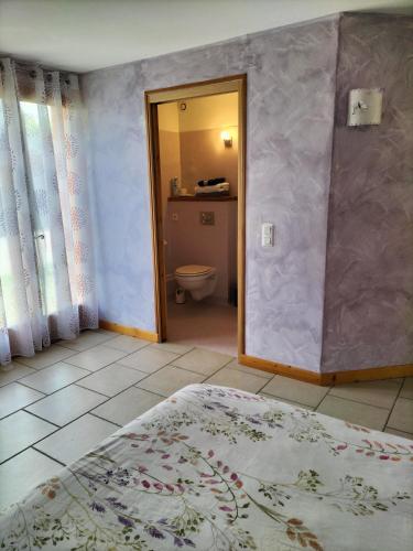 Cette chambre comprend une salle de bains avec des toilettes et une porte. dans l'établissement Maison d'Othe, à Saint-Mards-en-Othe