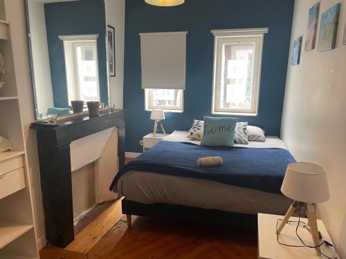 - une chambre avec un lit aux murs bleus et 2 fenêtres dans l'établissement Maison hypercentre Rouen avec parking, à Rouen