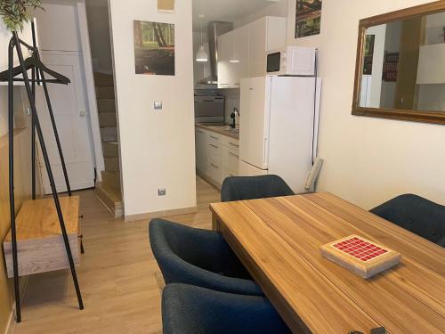 une cuisine avec une table, des chaises et un réfrigérateur dans l'établissement Maison hypercentre Rouen avec parking, à Rouen