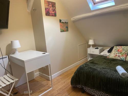 - une chambre avec un lit et un bureau blanc dans l'établissement Maison hypercentre Rouen avec parking, à Rouen