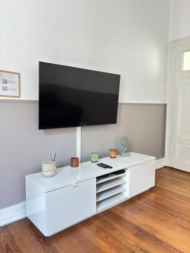 un centre de divertissement blanc avec une télévision à écran plat sur un mur dans l'établissement Soh Rent Appartement 3 proche gare et Centre de Strasbourg TV Wifi - Balcon, à Strasbourg