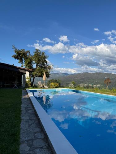 una piscina con vista sulle montagne di Quinta da Lembrança a Arcos de Valdevez