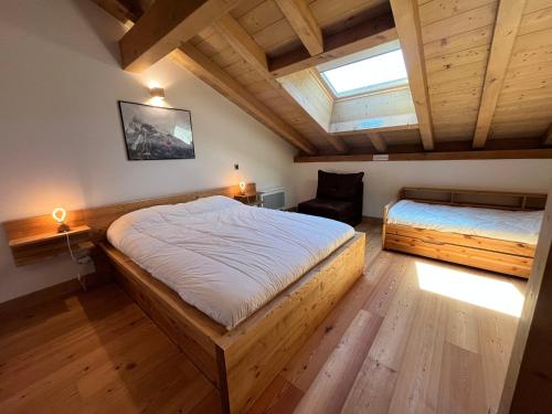 une chambre avec deux lits et une fenêtre dans l'établissement Superbe Duplex au Pied du Grand Massif, 3 Chambres, WiFi, Parking - FR-1-624-136, à Samoëns