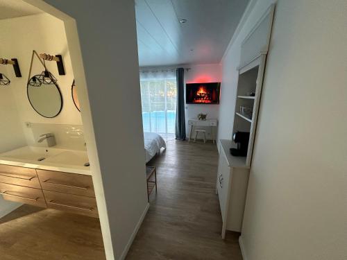 a bathroom with a sink and a bed in a room at Little Paradise in Belin-Beliet