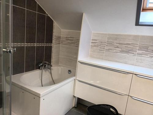 une salle de bain avec une baignoire et un lavabo dans l'établissement le gite des 4 saisons, à Blasimon