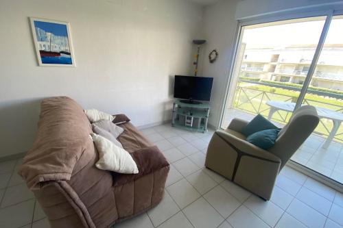 un salon avec un canapé et une chaise dans l'établissement The shores of the sea, à Aresquies