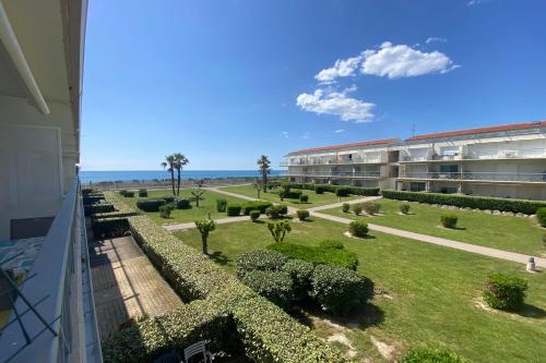 - une vue depuis le balcon d'un immeuble avec jardin dans l'établissement The shores of the sea, à Aresquies