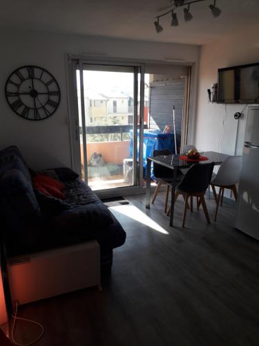 un salon avec un canapé et une table dans l'établissement La Brigantine, au Cap d'Agde