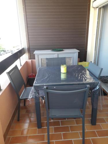 - une table avec deux chaises et une bougie dans l'établissement La Brigantine, au Cap d'Agde