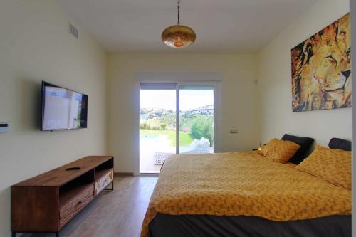 Postel nebo postele na pokoji v ubytování 1166 Modern Luxury Villa with Panoramic Golf Views