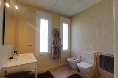 Koupelna v ubytování 1166 Modern Luxury Villa with Panoramic Golf Views