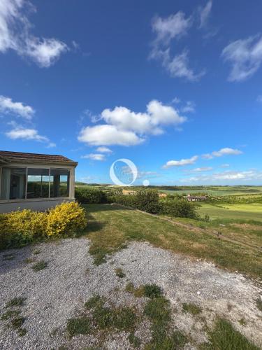 une maison avec vue sur un champ dans l'établissement COC - Villa L'Idéal, à Hervelinghen