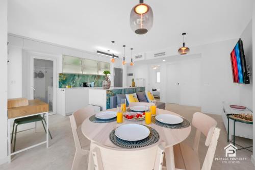 Lale Verde - Modern 2BR with sea views, 2 pools and garage