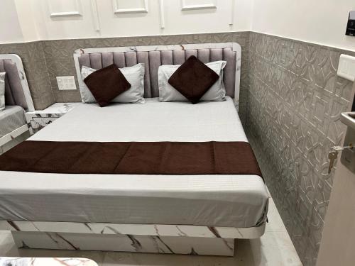 Ένα ή περισσότερα κρεβάτια σε δωμάτιο στο Hotel Shree Guru International 300 Meter From New Delhi Railway Station
