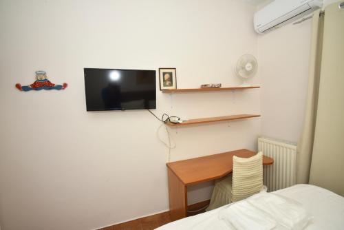 Μια τηλεόραση ή/και κέντρο ψυχαγωγίας στο Cosmo Rooms - Seaside Elegance with Views of Monemvasia Castle