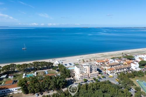 トッレ・グランデにあるPine & Sea Hideawayのリゾートとビーチの航空写真