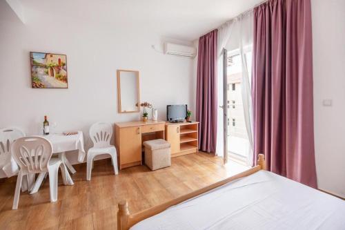Katil atau katil-katil dalam bilik di Apartmani Franeta Budva