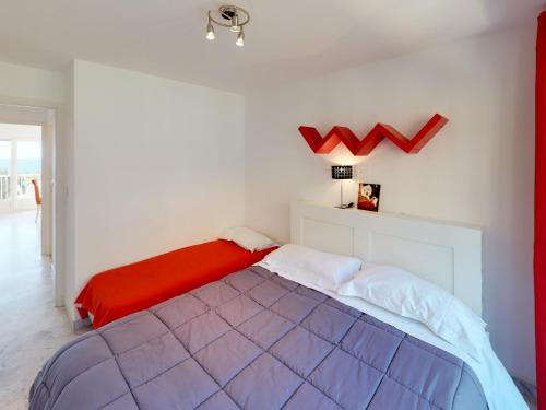 une chambre avec un lit dans une pièce blanche dans l'établissement 2P dernier étage, parking privé, climatisation, WiFi - FR-1-196-159, à Menton