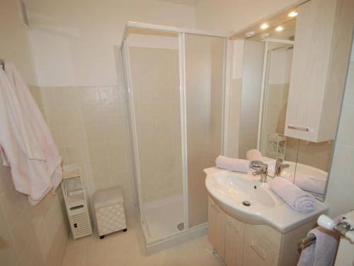une salle de bain avec douche et lavabo dans l'établissement 2P dernier étage, parking privé, climatisation, WiFi - FR-1-196-159, à Menton