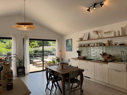 une cuisine avec une table et une salle à manger dans l'établissement Villa Amari - 10 minutes de Bayonne, à Boucau