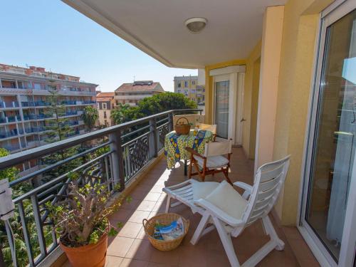 Grand 2P climatisé, terrasse, parking, centre Menton, commerces & plages à pied