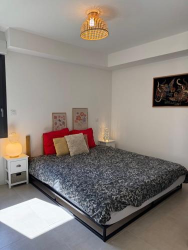 une chambre avec un grand lit dans une pièce dans l'établissement Villa Amari - 10 minutes de Bayonne, à Boucau