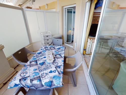 Cette petite chambre comprend une table et des chaises. dans l'établissement Superbe 2P centre Menton avec terrasse, clim, Wi-Fi - FR-1-196-152, à Menton