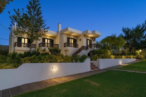 Seaside Gem near Heraklion, Villa Maro's Getaway