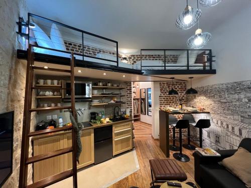 Ce loft comprend une cuisine et un salon. dans l'établissement Appartement 2 pièces Rue de la voûte - Bail mobilité, à Paris
