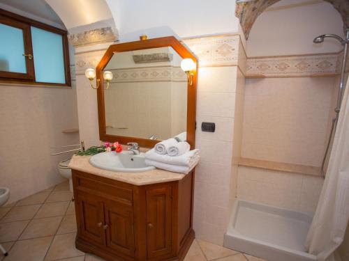 une salle de bain avec un lavabo, un miroir et une baignoire dans l'établissement Charmant 2 pièces, vieille ville, proche plage - FR-1-196-195, à Menton