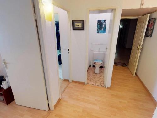 un couloir vide avec des toilettes dans une chambre dans l'établissement 2P à Menton avec Piscine, Terrasse, Parking et Proche Plages - FR-1-196-194, à Menton