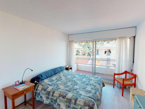 une chambre avec un lit, une table et une fenêtre dans l'établissement Beau 3P rénové avec terrasse, parking privé et climatisation - FR-1-196-267, à Menton