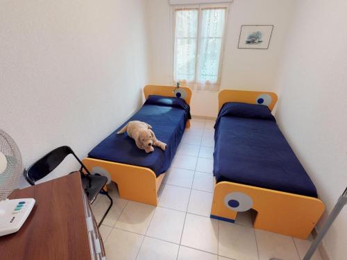 - une chambre avec 2 lits avec un chien dans l'établissement Spacieux 3P en Centre-ville de Menton, Terrasse, Parking, Wifi Gratuit, Proche Plage - FR-1-196-270, à Menton