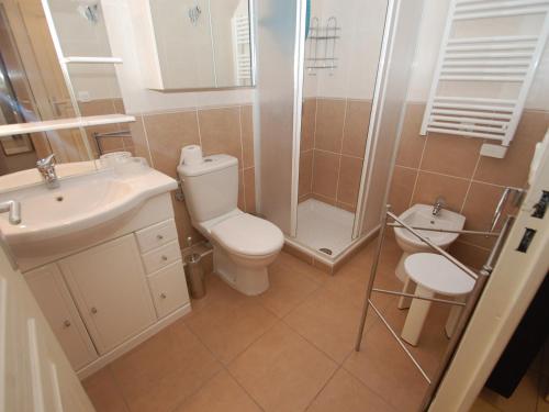 une salle de bain avec toilettes, lavabo et douche dans l'établissement Spacieux 3P en Centre-ville de Menton, Terrasse, Parking, Wifi Gratuit, Proche Plage - FR-1-196-270, à Menton