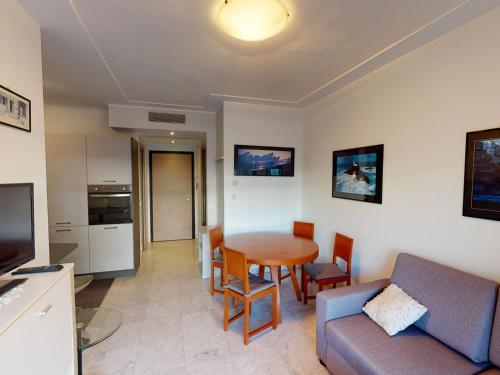 un salon avec une table et un canapé dans l'établissement Menton: Charmant 3P avec Terrasse, Parking, Proche Plages et Centre - FR-1-196-230, à Menton
