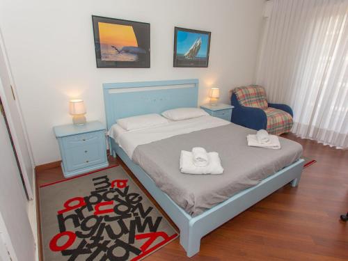 une petite chambre avec un lit et une chaise dans l'établissement Menton: Charmant 3P avec Terrasse, Parking, Proche Plages et Centre - FR-1-196-230, à Menton
