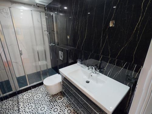 une salle de bain avec un lavabo, une douche et des toilettes dans l'établissement Joli studio mezzanine, proche plages, Wifi et animaux admis - FR-1-196-289, à Menton