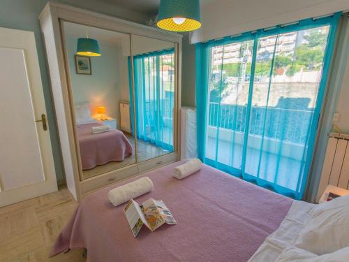 a bedroom with a bed and a large mirror at Superbe 2P climatisé avec terrasses, garage et piscine, face à la mer. - FR-1-196-222 in Menton