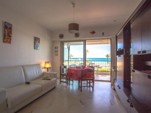 un salon avec un canapé et une table dans l'établissement Studio moderne avec terrasse proche plages et centre, WiFi gratuit - FR-1-196-216, à Menton