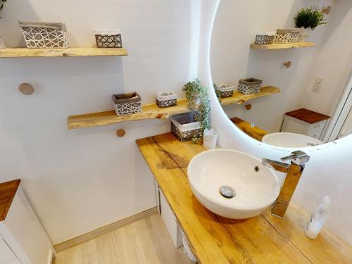 une salle de bain avec un lavabo et un miroir dans l'établissement Superbe 3P climatisé avec grande terrasse et parking - FR-1-196-290, à Menton