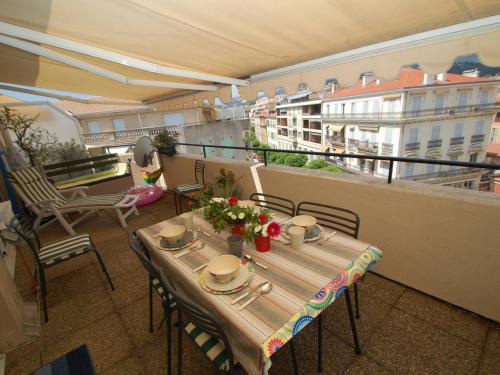 a balcony with a table and chairs on a balcony at Charmant 2P en Centre-Ville de Menton avec Terrasse et Parking - FR-1-196-280 in Menton