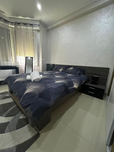 une chambre avec un lit avec une couette bleue dans l'établissement Sea Front View - FRONT DE MER ET VUE PANORAMIQUE, à Nice