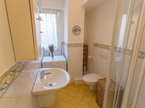 une salle de bain avec un lavabo, des toilettes et une douche dans l'établissement Charmant 2P avec terrasse, proche des plages et du centre de Menton - FR-1-196-160, à Menton