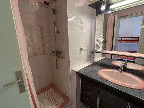 une salle de bain avec un lavabo et une douche dans l'établissement Studio cabine CAP D'AGDE NATURISME CN060-K118, au Cap d'Agde