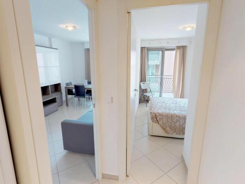 Vistas a una habitación con cama y sala de estar. en Charmant 2P moderne avec terrasse, parking privé, en plein centre de Menton, à 2 pas de la mer - FR-1-196-200, en Menton