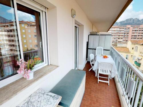 Elle comprend un balcon avec une table et un réfrigérateur. dans l'établissement Studio au dernier étage avec terrasse, parking privé, clim, et wifi - centre ville et plage à proximité - FR-1-196-234, à Menton